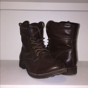 Brown combat boot